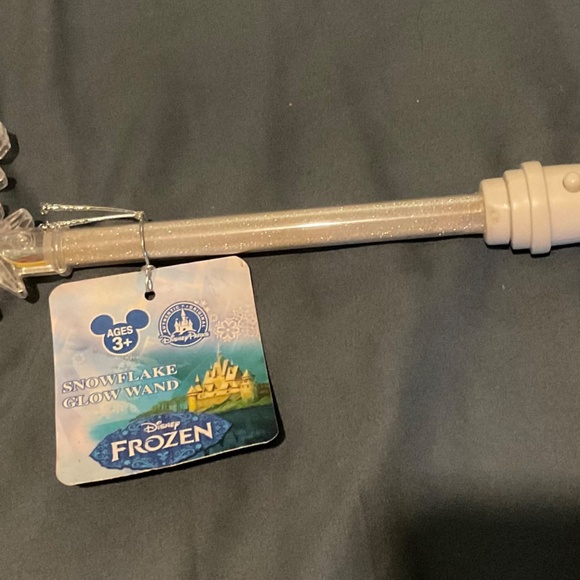 Disneys  FROZEN SNOWFLAKE GLOW WAND  NWT - Picture 5 of 15
